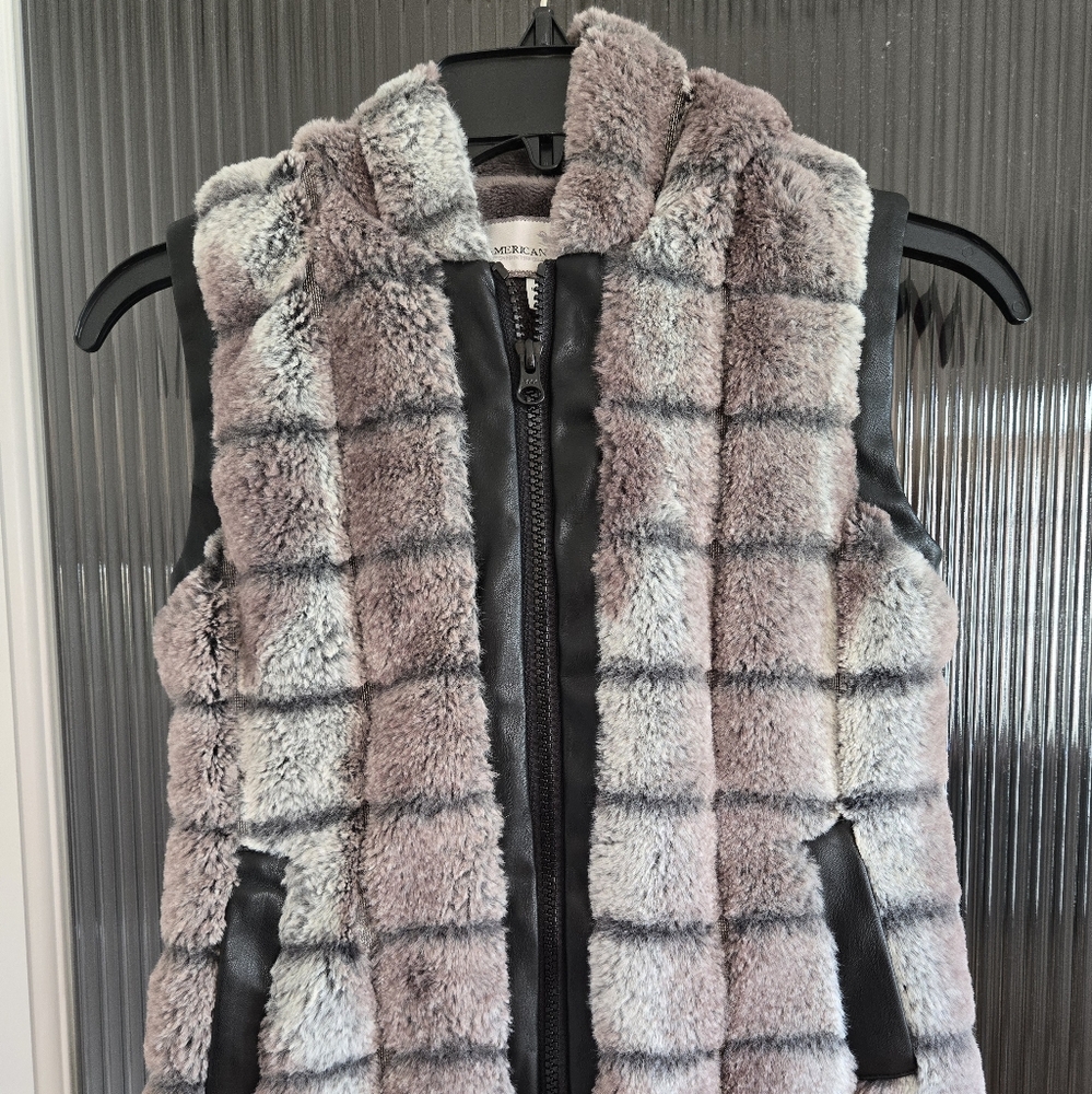 American Widgeon girls vest size 8